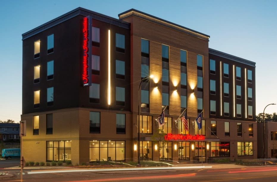 Hampton Inn & Suites at dusk on University Avenue SE